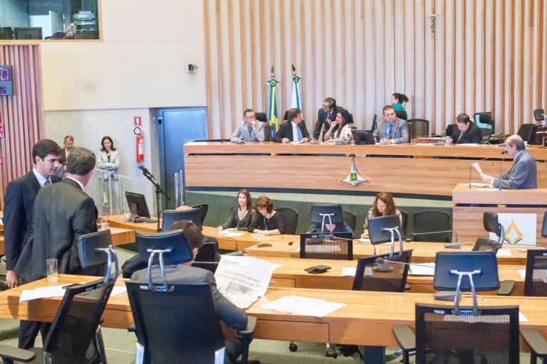 Todos os deputados presentes votaram pela derrubada do decreto do governador