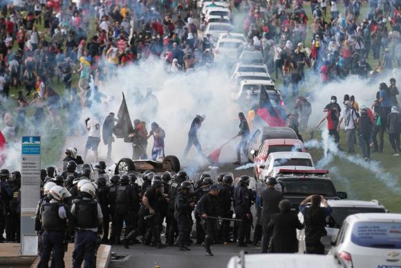 Na última manifestação, os grupos atearam fogo em carros estacionados na lateral da via