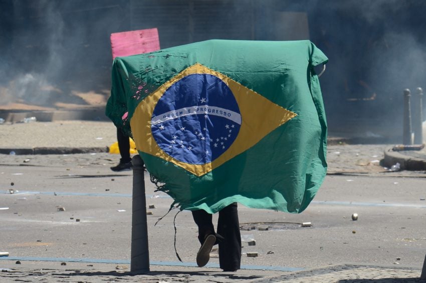 Trabalhadores protestam contra pacote de ajuste fiscal enviado pelo governo à Assembleia Legislativa do Rio de Janeiro