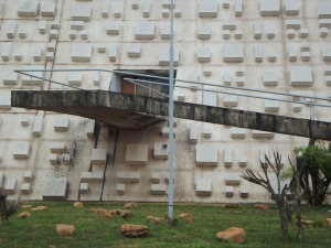 Entrada voltada para o Eixo Monumental está fechada com tapumes