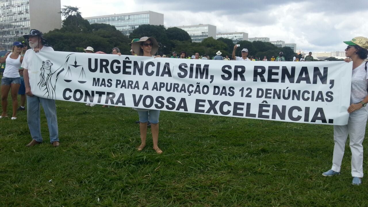 Manifestantes pedem celeridade em julgamento de inquéritos contra peemedebista no STF