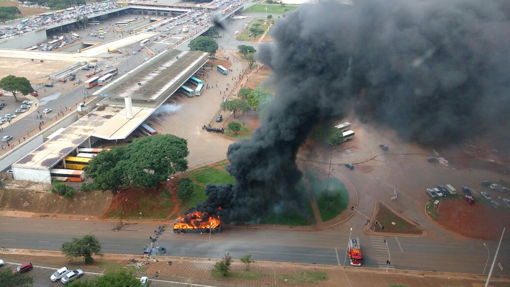 Um ônibus da empresa TCB foi incendiado pelos manifestantes na via S2, próximo à Câmara dos Deputados