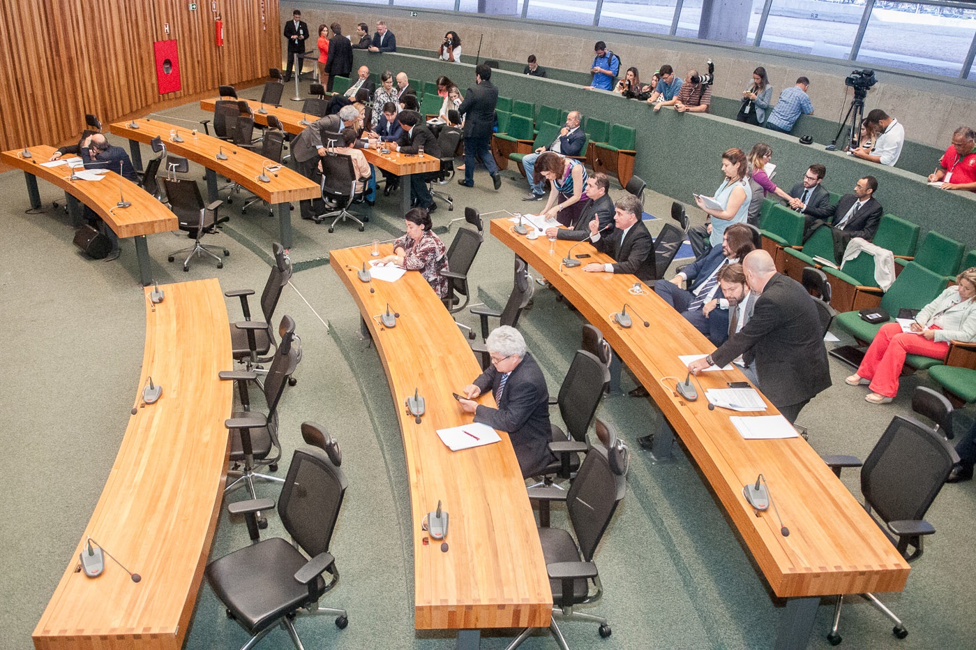 Todos os deputados presentes votaram pela derrubada do decreto do governador