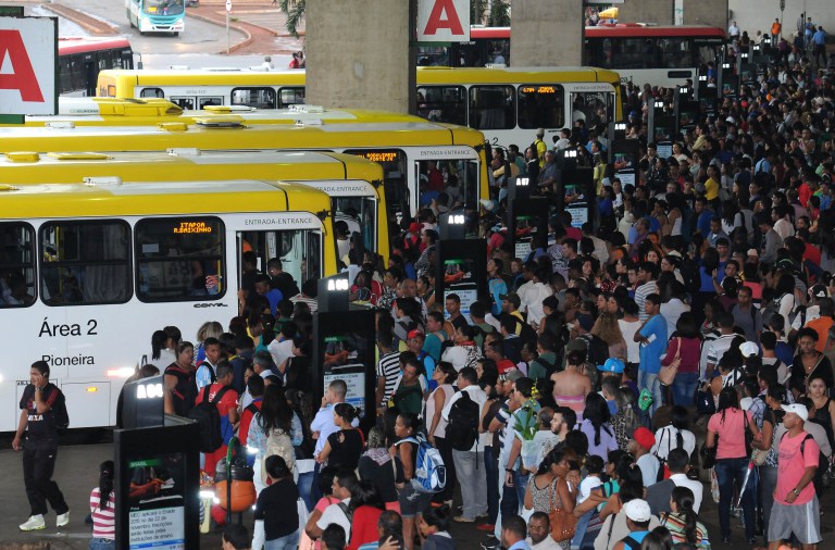 Longas filas no embarque e o excesso de passageiros nos ônibus revoltam os usuários