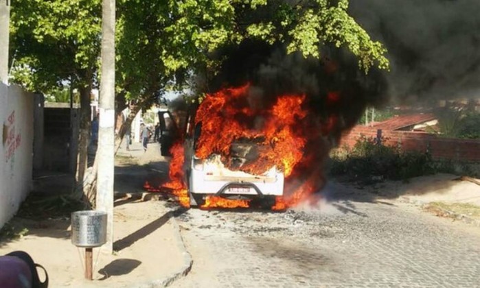 Mais de dez ônibus já foram incendiados e duas delegacias atacadas após a decisão do governo de separar as facções