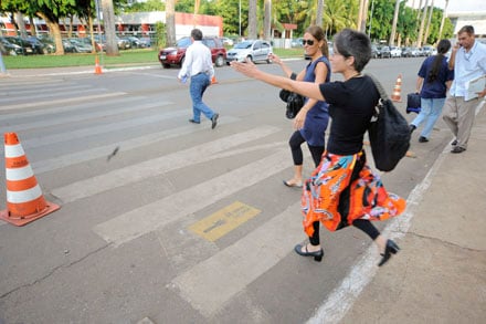 Brasília precisa recuperar sua antiga civilidade no trânsito, com o respeito à faixa e outras atitudes. Foto: Senado