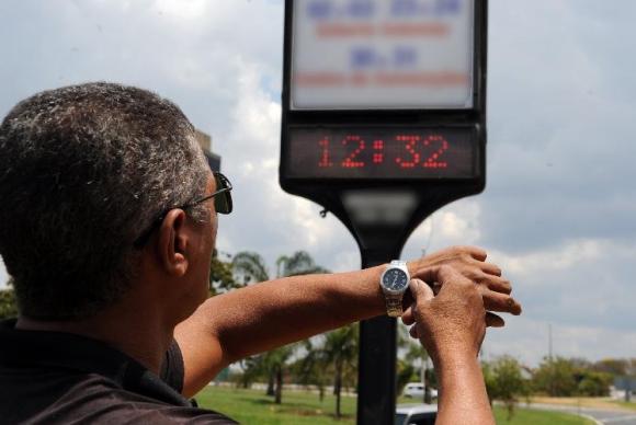 Muitos brasileiros acordaram adiantados por conta do horário de verão ativado nos celulares