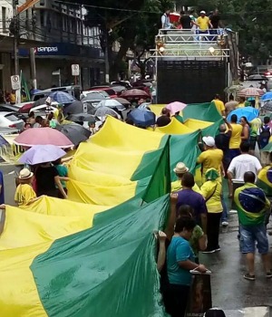 Manifestantes enfrentam a chuva