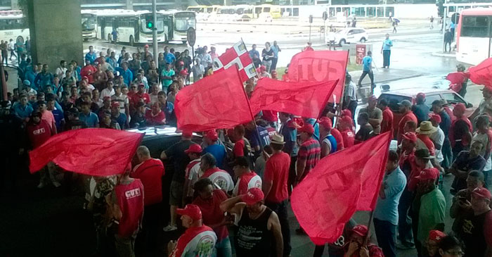 Manifestantes ocuparam a plataforma inferior da rodoviária e obstruíram o trânsito na região até às 17h30