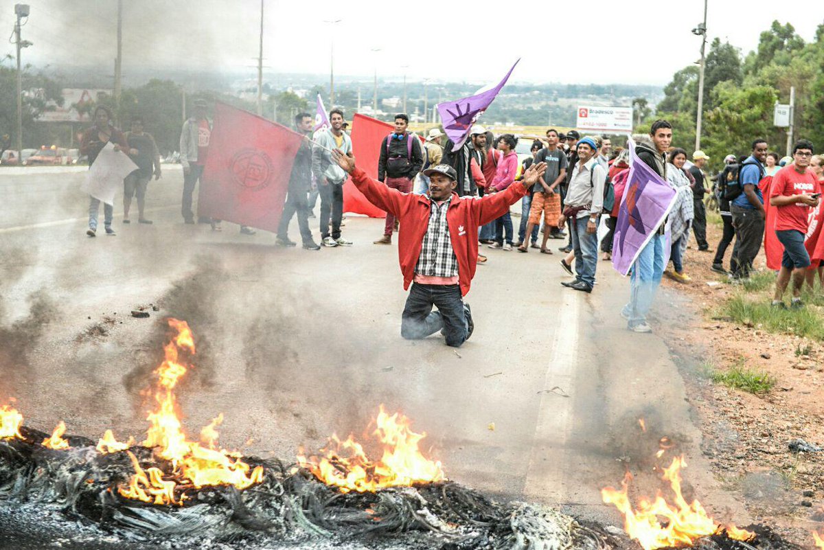 Manifestantes fecham vias em várias capitais