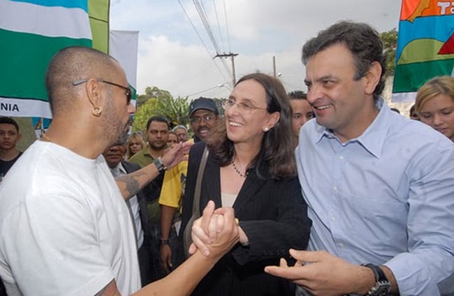 Andrea e Aécio em ato de campanha com o coordenador do Afroreggae, José Junior 