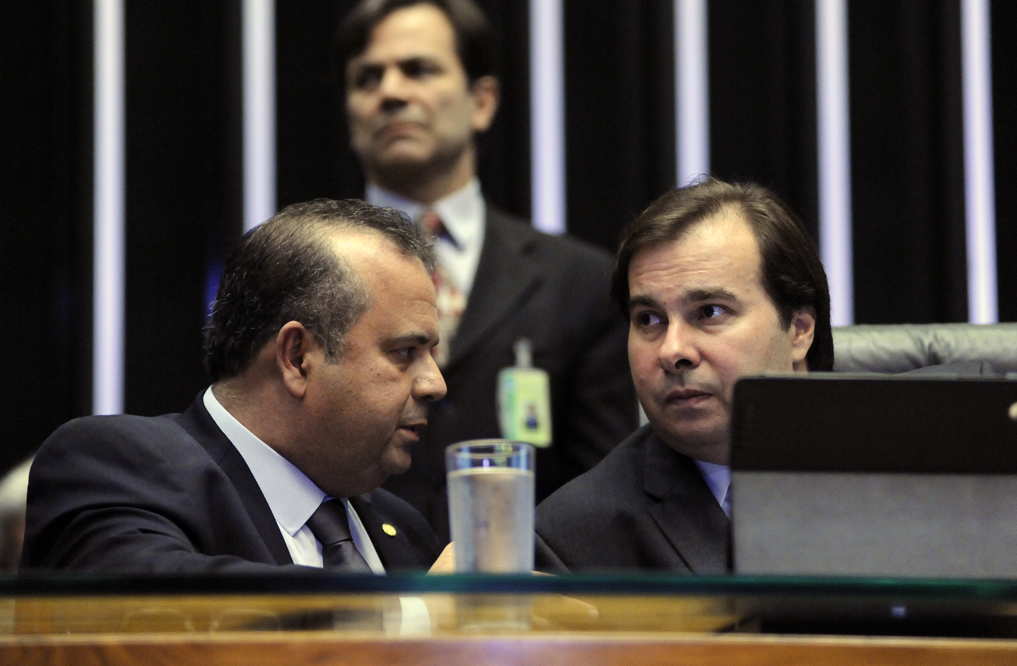 O relator da reforma Trabalhista de Temer, Rogério Marinho, atual secretário da Previdência, conversa com o presidente da Câmara, Rodrigo Maia