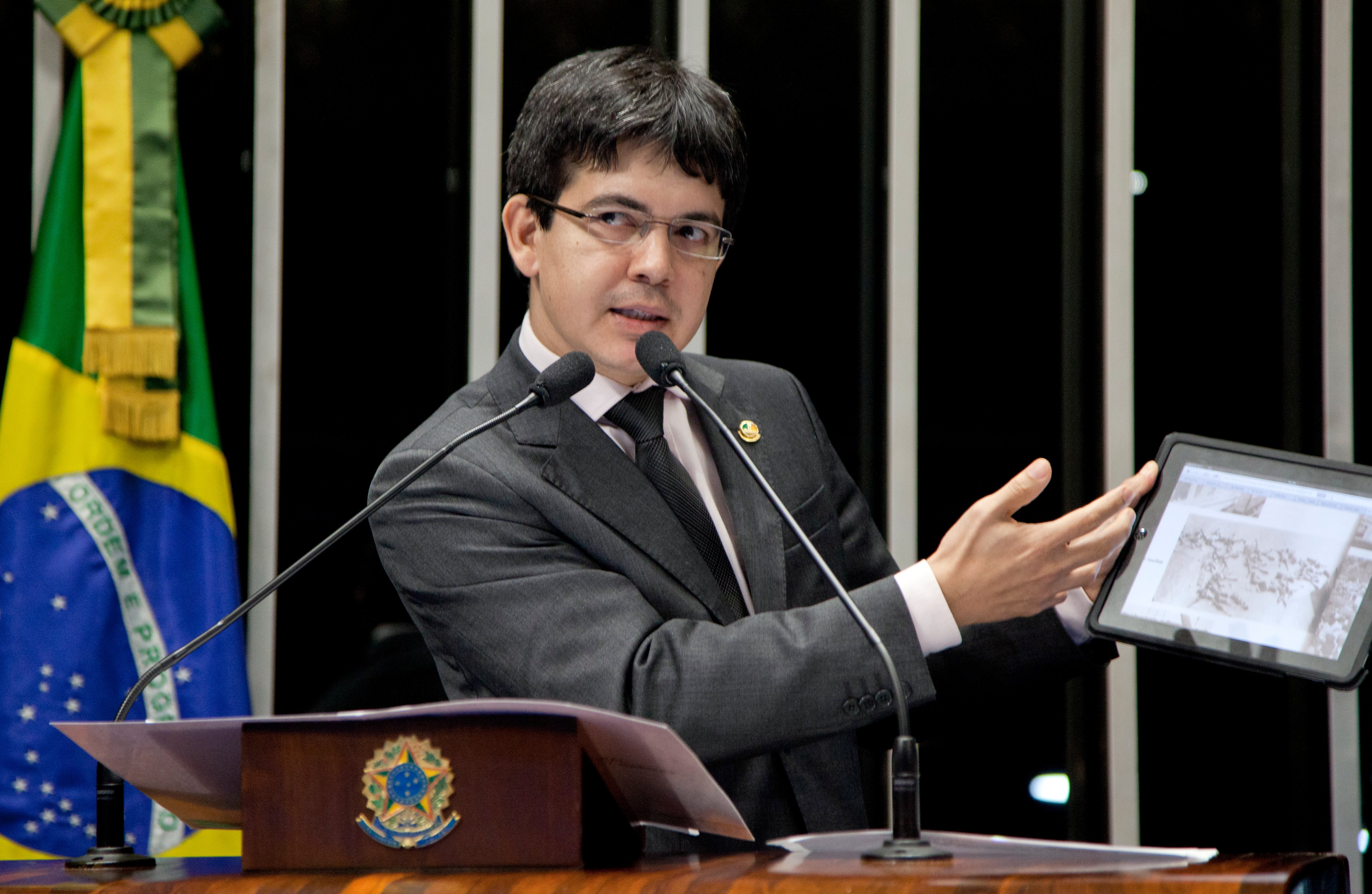 Randolfe Rodrigues (Rede-AP) protocolou mais um pedido de impeachment de Temer. É o terceiro em menos de 24 horas