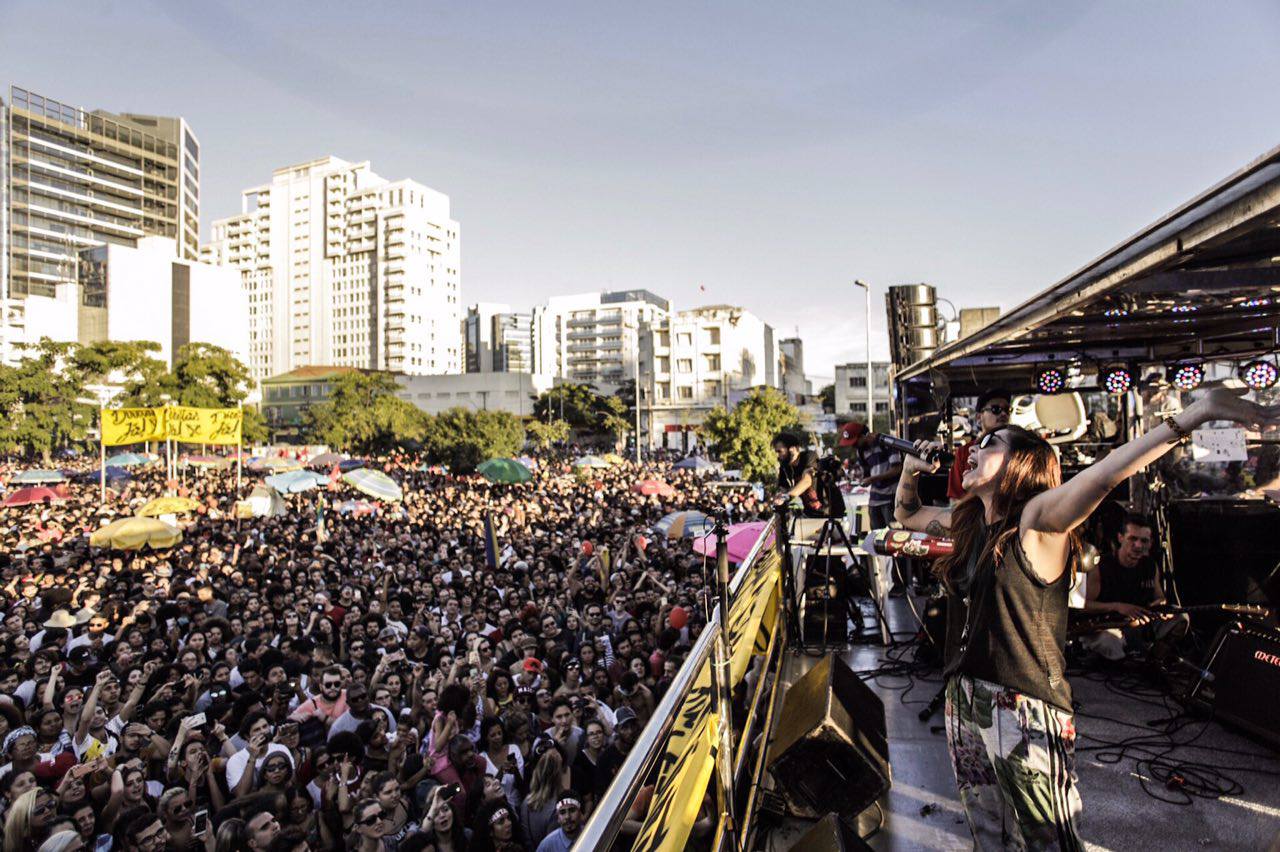 A cantora Pitty foi uma das artistas que se apresentaram na manifestação deste domingo (4). Até o fim da tarde, não havia estimativa do número dos participantes