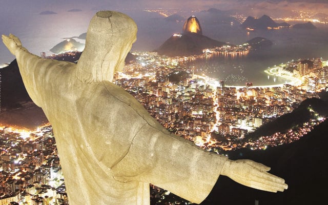 Cristo Redentor, principal cartão-postal do Brasil, continua de braços abertos a esperar por novos turistas