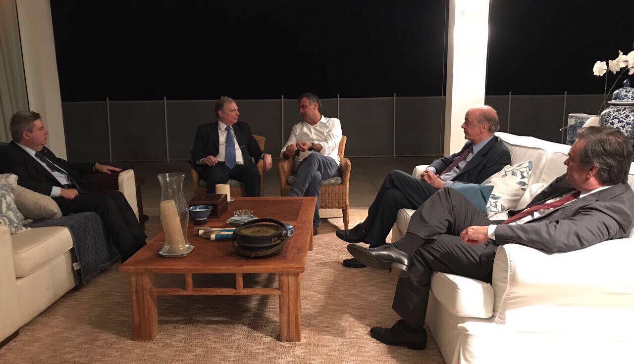 Foto de reunião de Aécio discutindo 