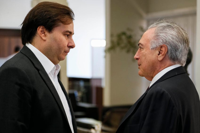 Os pedidos de impeachment contra o presidente Michel Temer aguardam uma decisão de Rodrigo Maia