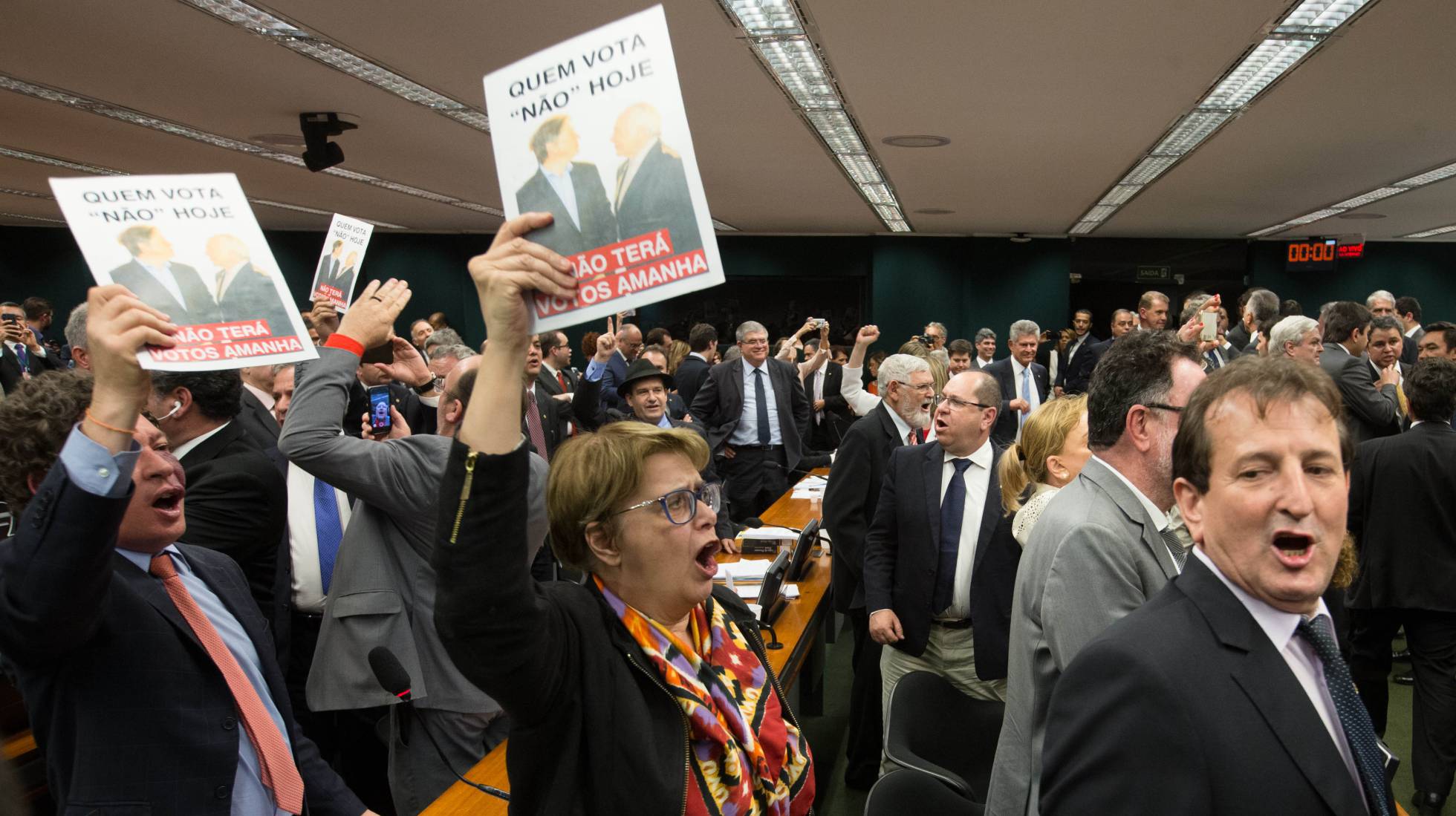 Deputados de oposição acusam de fisiologismo, cooptação e uso irresponsável do dinheiro público