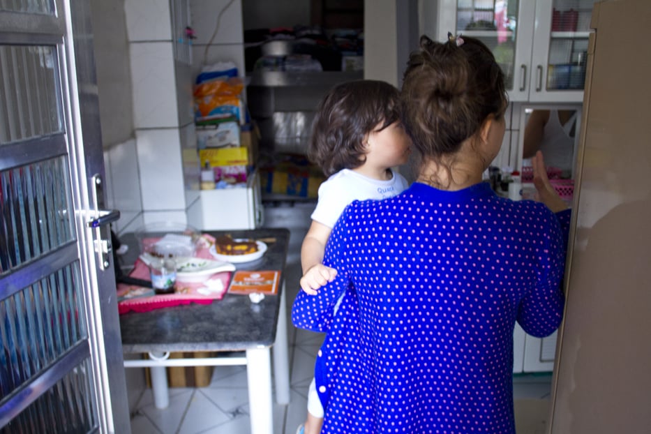 A venezuelana Vitória deixou o presídio quando o filho, a quem deu à luz no cárcere, tinha seis meses