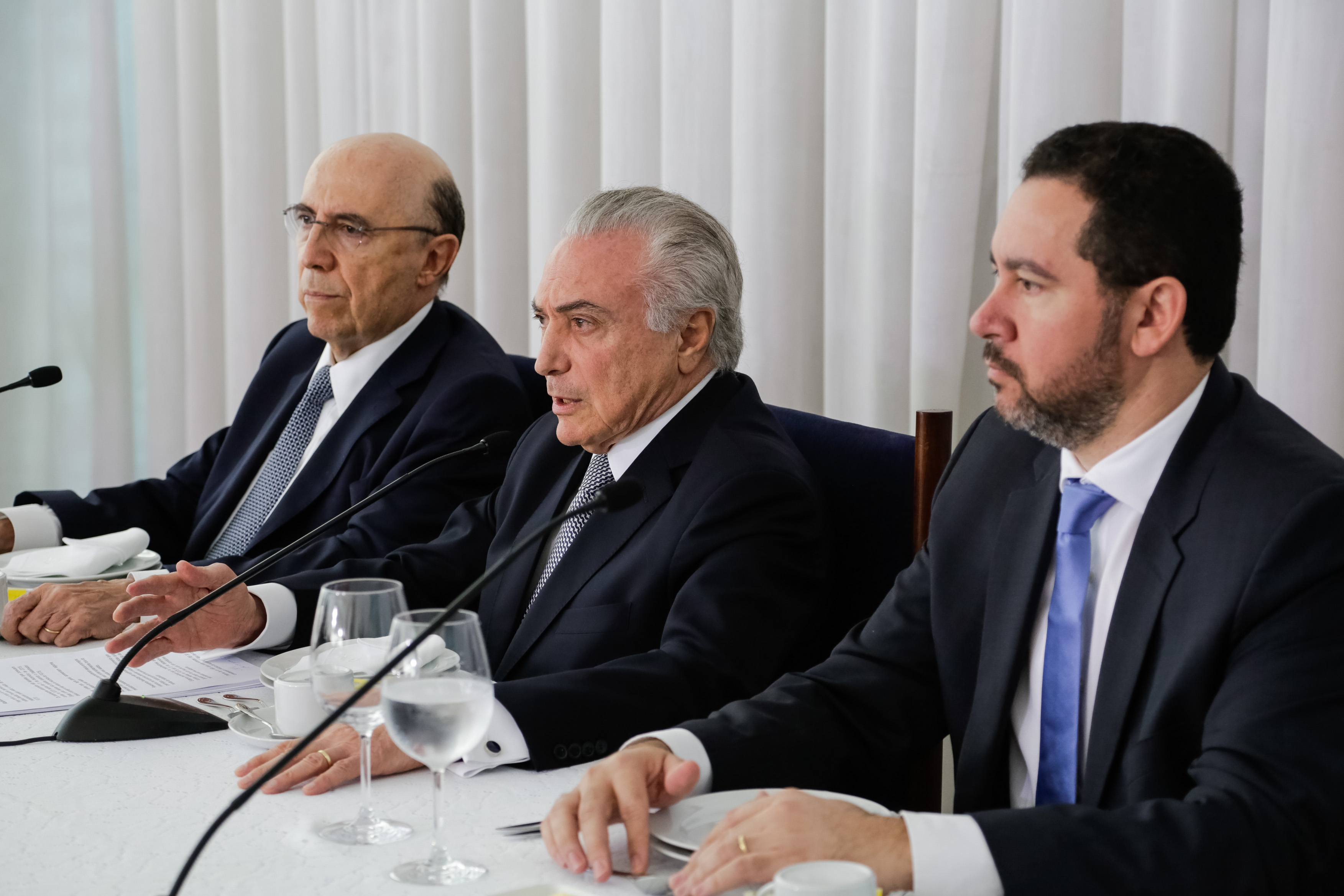 Os ministros Henrique Meirelles (Fazenda) e Dyogo Oliveira (Planejamento) e Michel Temer. Expectativa é que cinco mil servidores se desliguem voluntariamente. PDV é uma das medidas para cumprir meta de déficit primário