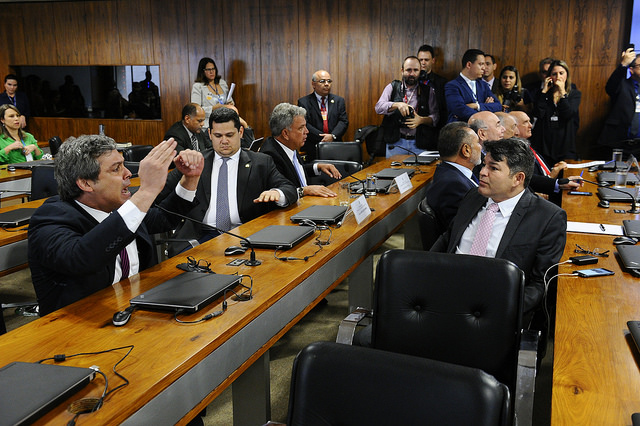 Protestos de Lindbergh Farias (PT-RJ) resultaram em bate-boca e tumulto no início da reunião do Conselho de Ética nesta terça-feira (8)