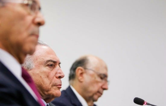 Temer, entre Eliseu Padilha e Meirelles: aumento de impostos à vista