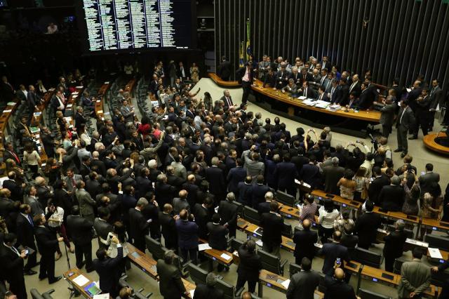 Destaque aprovado pela comissão alterou texto da relatora Shéridan (PSDB-RR) para proibir coligações em eleições proporcionais já em 2018