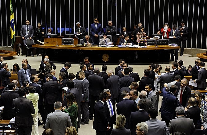 Sessão da Câmara concluiu a votação dos destaques no meio da tarde desta quarta (30). Matéria segue para o Senado