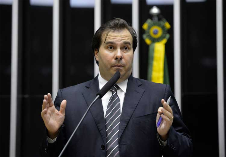 Rodrigo Maia (DEM-RJ) afirmou que trabalhar para derrubar Temer seria 