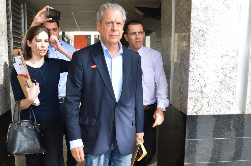 Apesar de condenado a mais de 30 anos, Dirceu cumpre em liberdade