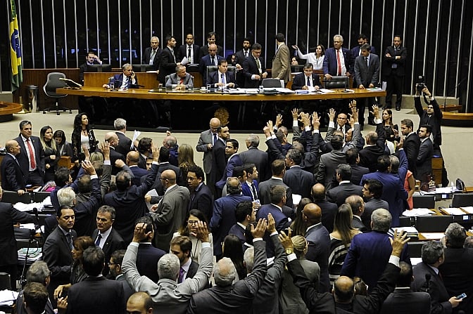 Votação do fundo gerou empurra-empurra entre deputados