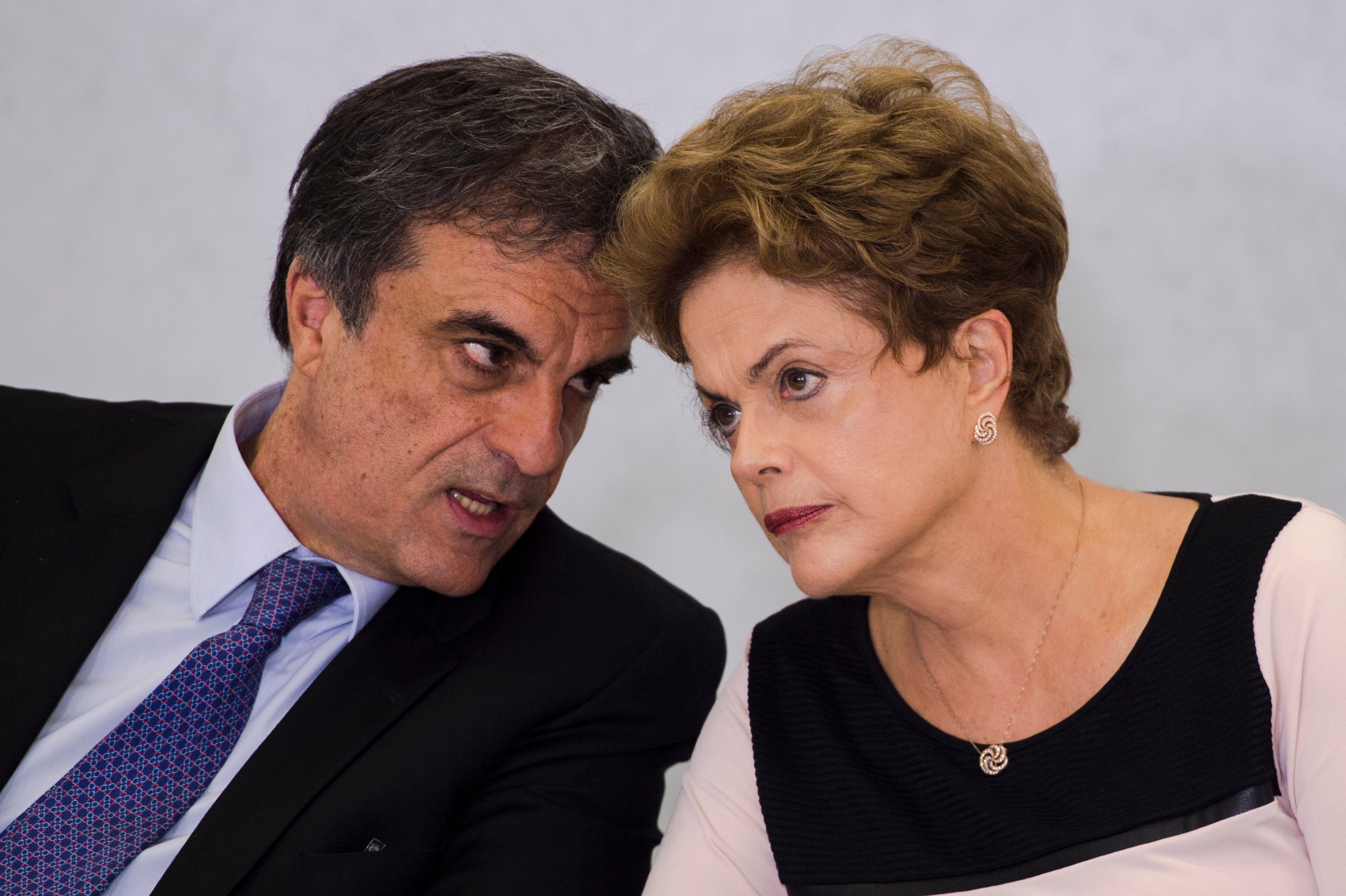 Dilma ao lado de José Eduardo Cardozo, que a defendeu no processo de impeachment. Aceitar um cargo em embaixada implicaria ser submetida pelo mesmo Senado que a depõs. Foto: Marcelo Camargo/EBC