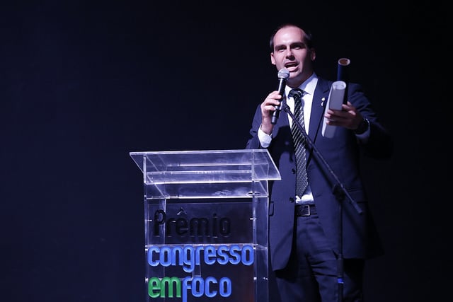 Eduardo Bolsonaro foi o mais votado na internet e recebeu quase o triplo de votos do segundo colocado