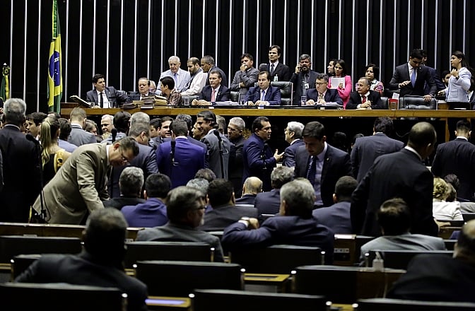 96 dos 251 votos dados a favor de barrar a investigação contra Temer foram dados por deputados investigados