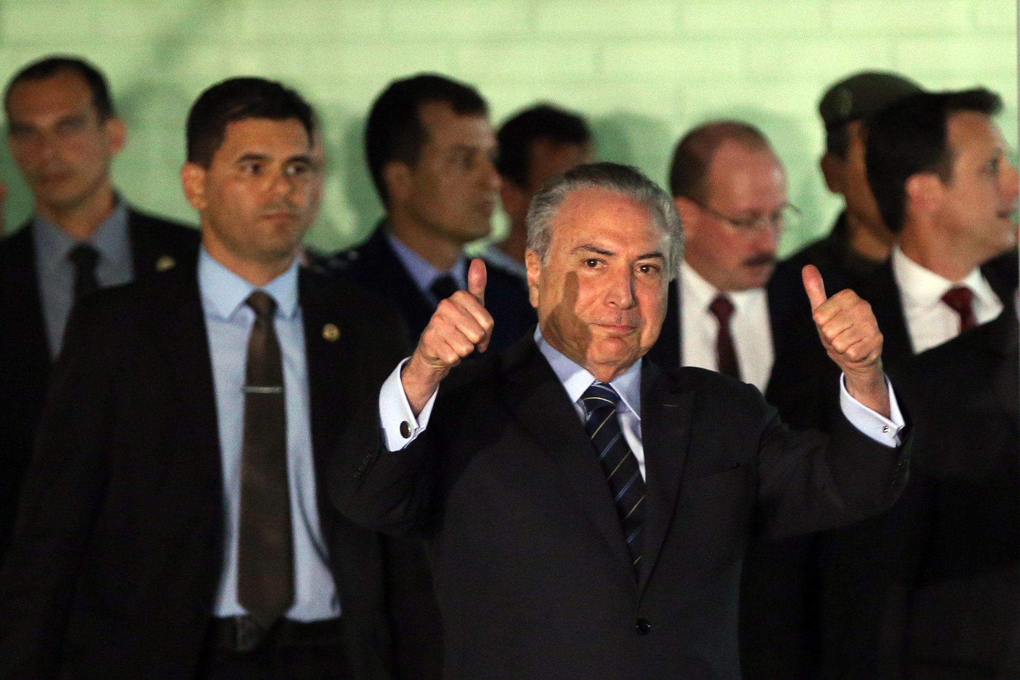 Temer passou sete horas internado em Brasília na última quarta-feira (25). Na saída do hospital, fez sinal de positivo