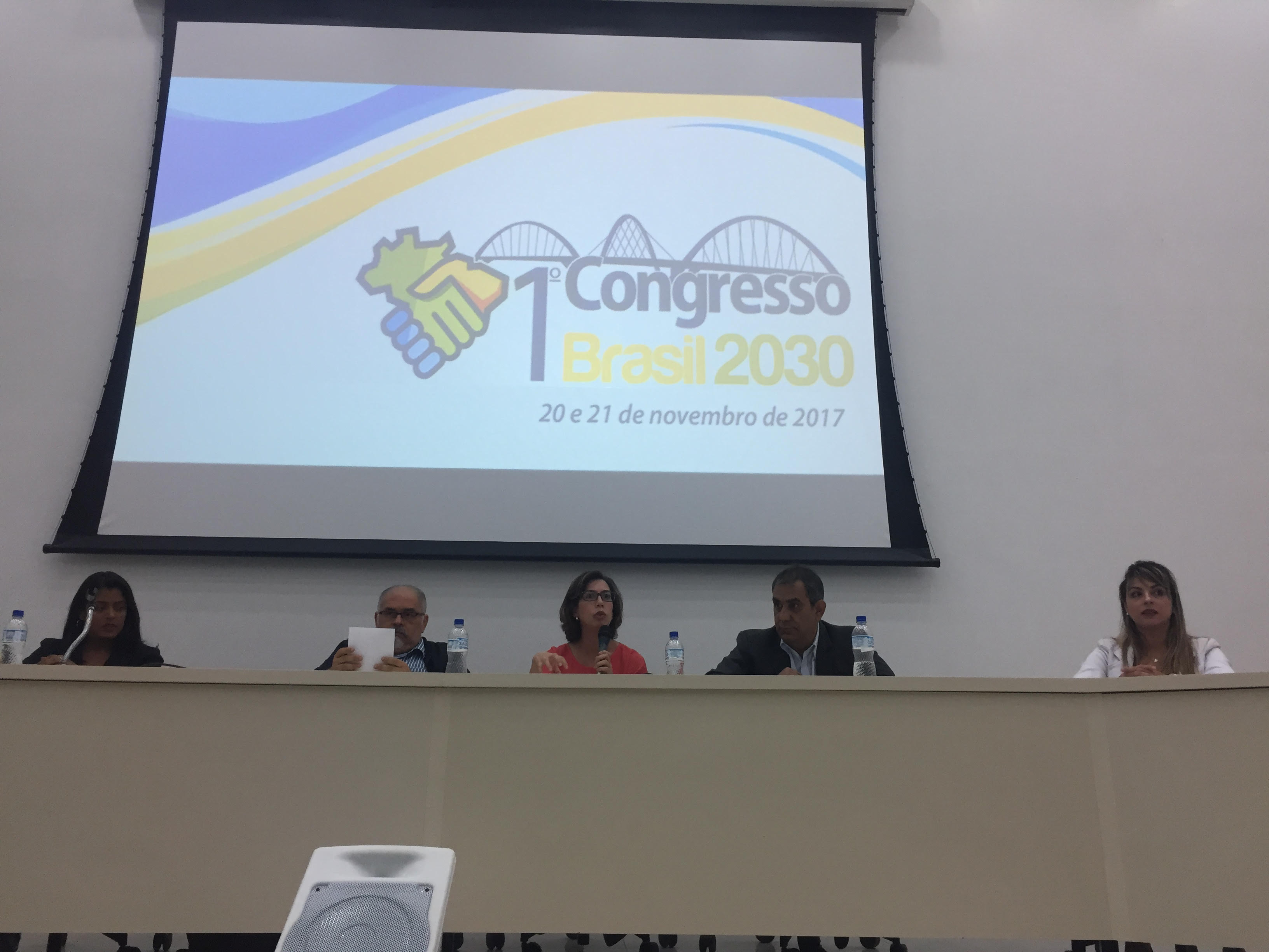 Flávia, Pedro, Melina, Cezar e Anjuli debateram as razões por que Brasil não cumpriu um dos fundamentos de sua Constituição