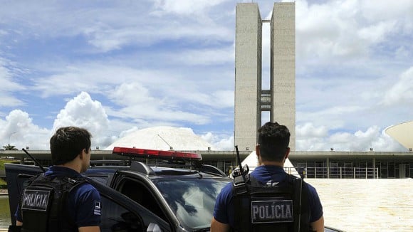 Policiais diante do prédio do Congresso