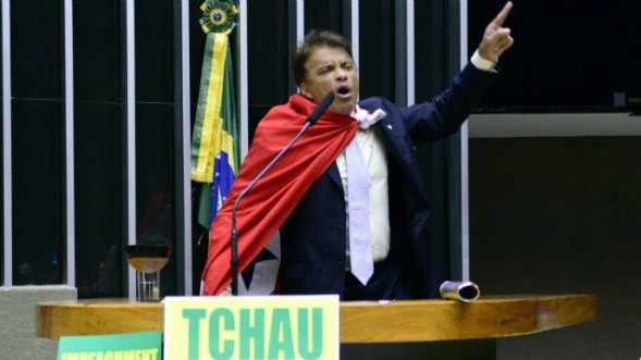 Confetes: Wladimir, em abril de 2016, no dia em que votou pelo impeachment de Dilma [fotografo]Nilson Bastian/Câmara dos Deputados[/fotografo]