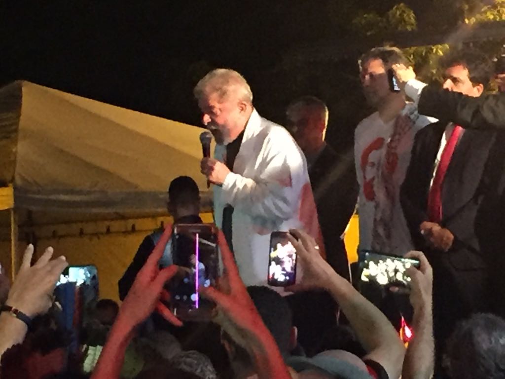 Lula discursou para a militância petista em frente ao Sindicato dos Bancários na noite desta quarta-feira (13)