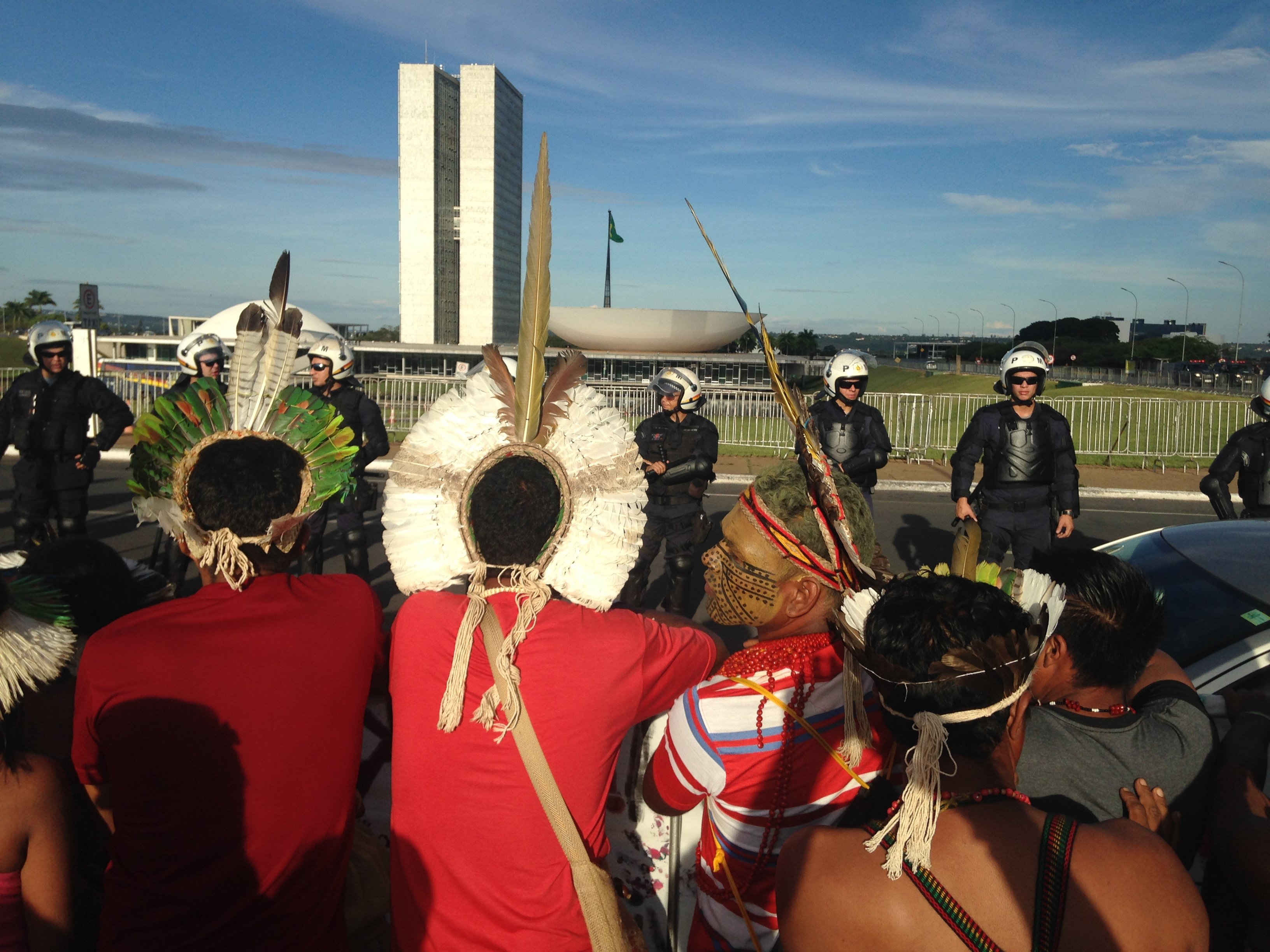 Povos indígenas em frente ao Congresso Nacional [fotografo]Agência Brasil[/fotografo]