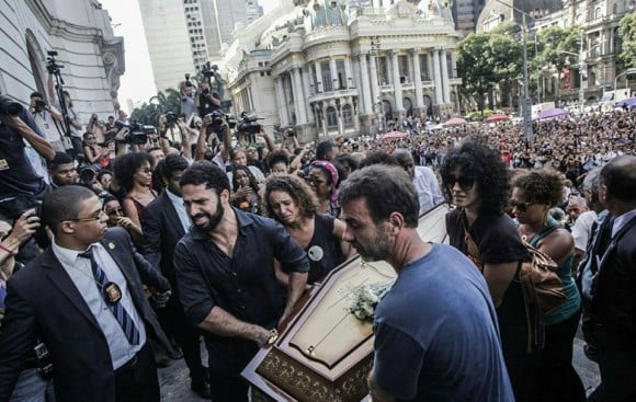 Marcelo Freixo (à dir., de azul) ajuda a conduzir o corpo de Marielle para o interior da câmara[fotografo]Mídia Ninja[/fotografo]