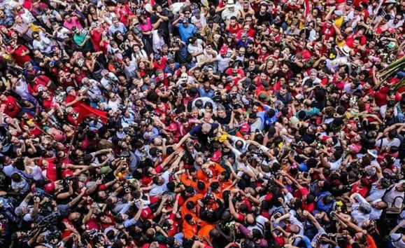 Lula foi cercado pela militância horas antes de se entregar à Polícia Federal