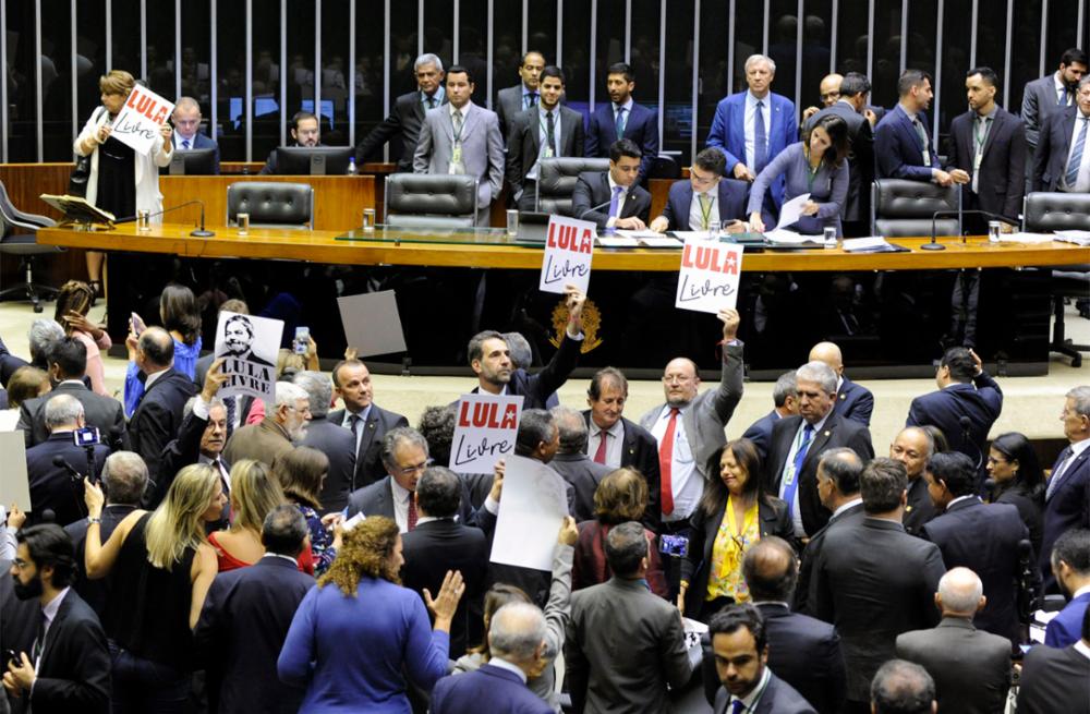 Oposição fez protesto com faixas e placas contra a prisão de Lula e está em obstrução