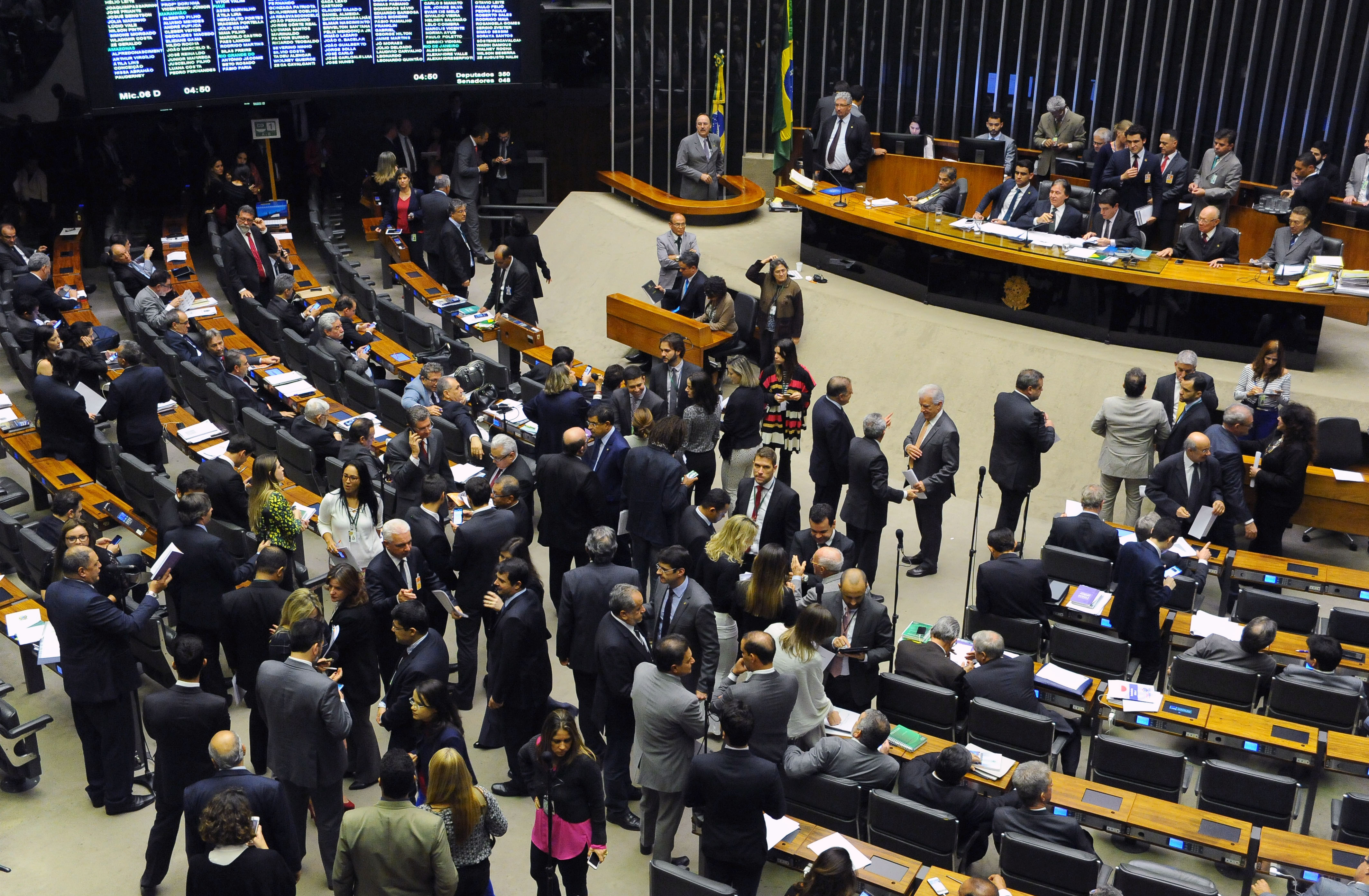 Foram 92 trocas na Câmara e no Senado. MDB e PSB foram os mais prejudicados