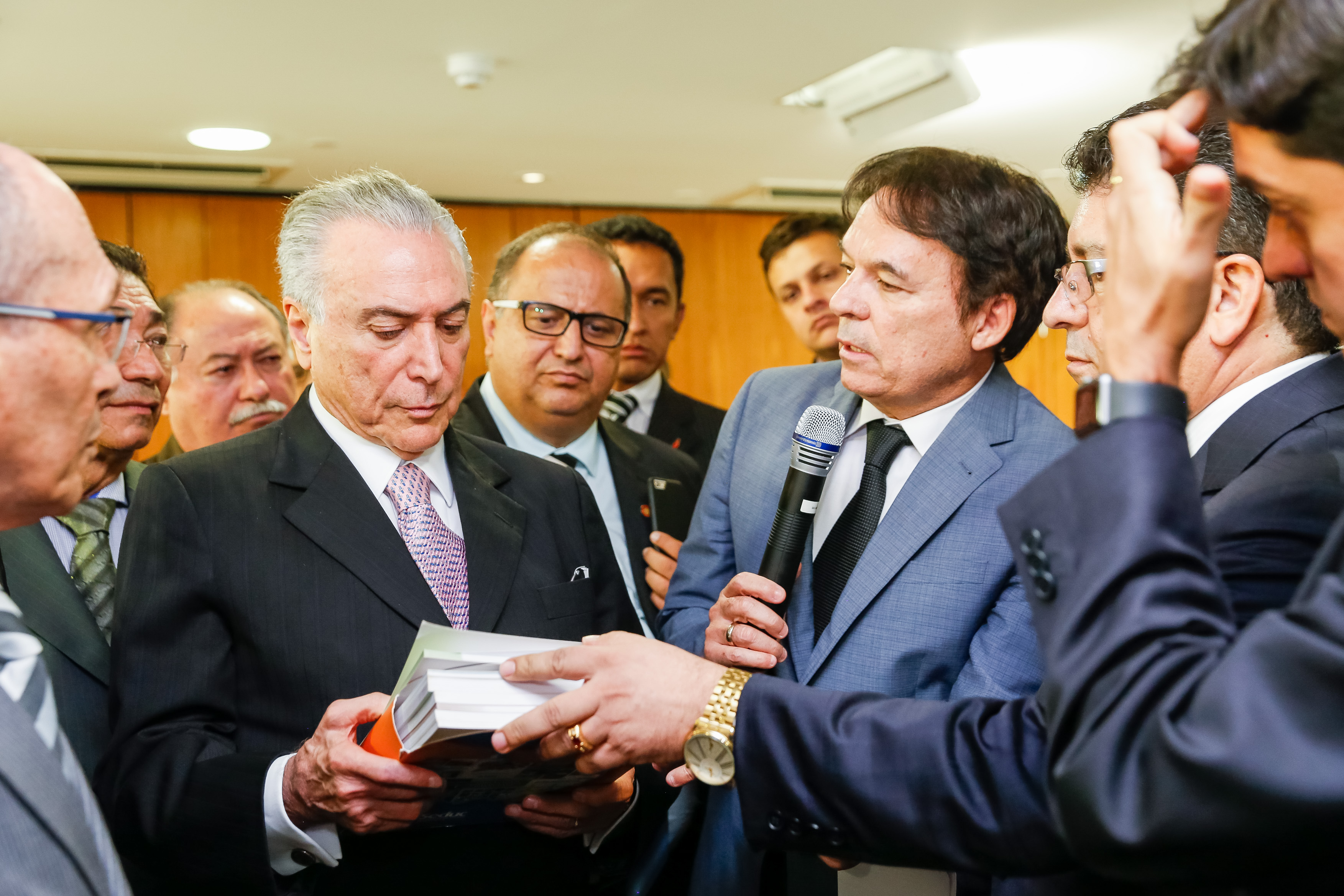 Em 2016, ainda na interinidade, Temer recebeu Robson Rodovalho e um grupo de pastores, que pedia 