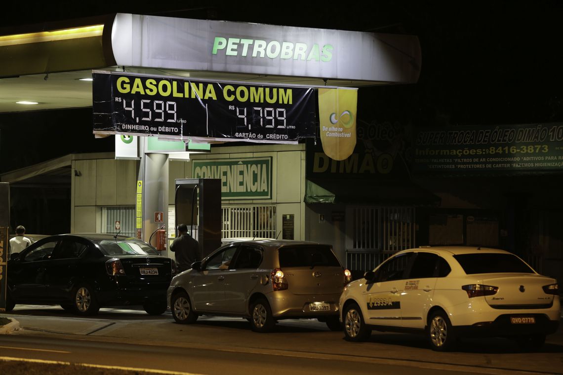 Postos chegaram a cobrar quase R$ 10 pelo litro da gasolina. Procon-DF vai multar estabelecimentos que cobrarem mais de R$ 5 pelo litro do combustível