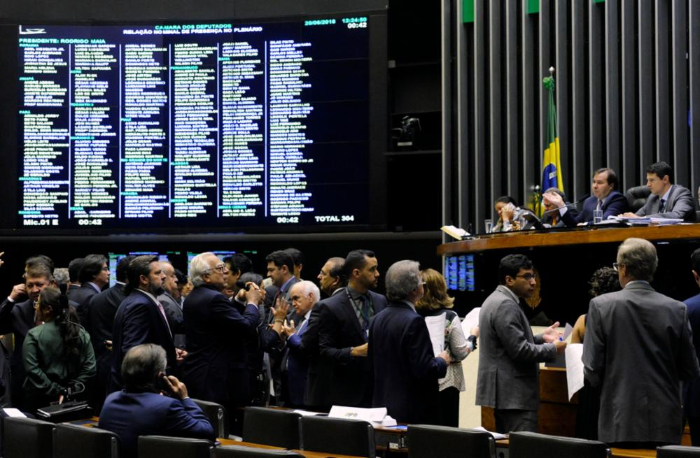 Matéria precisava de pelo menos 257 votos a favor. Com acordo, mas sem quórum, deputados decidiram retomar a votação na próxima semana