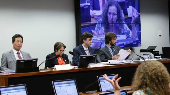 Relatório de Luiz Nishimori (à esq.) foi aprovado por 18 votos a 9 e está pronto para votação em plenário[fotografo]Michel Jesus/Agência Câmara[/fotografo]