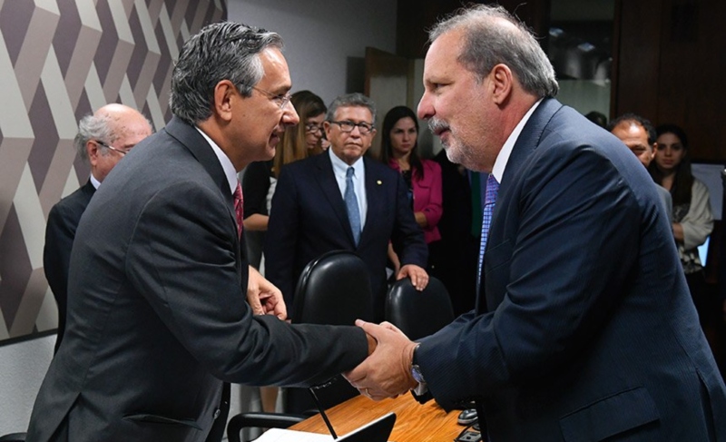 Eduardo Amorim e Armando Monteiro comemoram construção coletiva do texto[fotografo]Marcos Oliveira / Agência Senado[/fotografo]