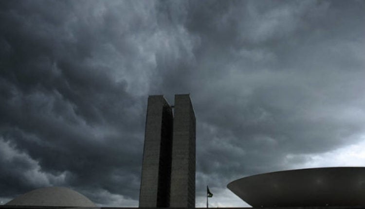 Com o Congresso ao fundo, eleitores lotam o centro do poder em Brasília e modificam a paisagem da Esplanada